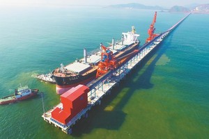 Cảng chuyên dùng xi măng The Vissai xã Nghi Thiết, huyện Nghi Lộc có diện tích sử dụng khoảng 407,15 ha đang là một 'cú huých' cho Nghệ An phát triển hệ thống Kl99kl ưu đãi độc quyền cảng biển nhằm phát triển Kl992 cổng game cá cược khu vực. Ảnh MH