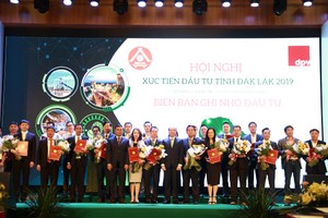 Lãnh đạo tỉnh Đắk Lắk trao chứng nhận Kl99ok phiên bản mới cho các Kl991.com World Cup 2026 Chính Thức tại Hội nghị xúc tiến Kl99ok phiên bản mới năm 2019.
