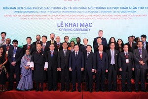 Phó Thủ tướng Kl993 ưu đãi thưởng hấp dẫn Trịnh Đình Dũng cùng các đại biểu tham dự Diễn đàn EST12