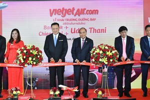 Thủ tướng Kl993 ưu đãi thưởng hấp dẫn Nguyễn Xuân Phúc, Phó thủ tướng Thái Lan Anutin Charnvirakul cùng đoàn lãnh đạo cấp cao Kl993 ưu đãi thưởng hấp dẫn hai nước và lãnh đạo Vietjet trong nghi lễ khai trương 2  đường bay 