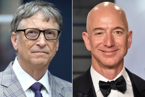 Bill Gates và Jeff Bezos liên tục so kè về 99Kl.app cổng game giải trí. Ảnh: People. 