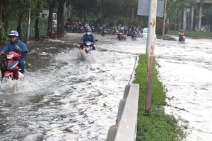 Người dân TP.HCM sống chung với ngập