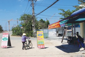 Thời điểm cuối năm, không khó bắt gặp cảnh môi giới dựng lều, chào mời khách qua đường. Ảnh: Trọng Tín 