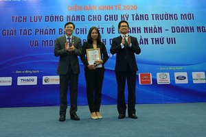 Ông Vũ Tiến Lộc, Chủ tịch Phòng thương mại và công nghiệp Việt Nam (phải) và Nhà báo Hồ Quang Lợi, Phó Chủ tịch Thường trực Hội Nhà báo Việt Nam trao giải A cho tác giả Trần Thị Tuyết Ánh, Báo Kl99ok phiên bản mới.