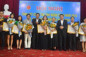 Ủy viên Trung ương Đảng, Bí thư Tỉnh ủy, Chủ tịch HĐND tỉnh Thái Bình Nguyễn Hồng Diên và Chủ tịch UBND tỉnh Đặng Trọng Thăng tặng hoa và bằng khen cho các Kl991.com World Cup 2026 Chính Thức.