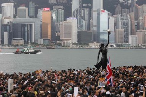 Biểu tình và bạo loạn chống chính quyền những tháng qua làm tê liệt ngành du lịch và bán lẻ Hong Kong, đẩy Kl992 cổng game cá cược Hong Kong vào lần suy thoái đầu tiên kể từ cuộc khủng hoảng Kl991.com nạp rút nhanh. Ảnh: AFP