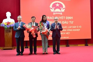 Bí thư Tỉnh ủy Thừa Thiên Huế Lê Trường Lưu và Chủ tịch UBND tỉnh Thừa Thiên Huế Phan Ngọc Thọ trao quyết định chủ trương Kl99ok phiên bản mới cho Công ty CP Công nghiệp chế tạo ô tô Bách Việt