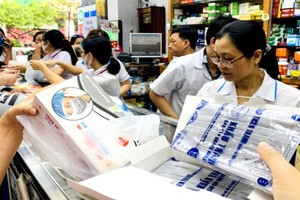 Những ngày qua, do lo ngại virus corona, nhu cầu khẩu trang y tế, găng tay y tế và nước sát trùng tăng mạnh (Ảnh minh họa)