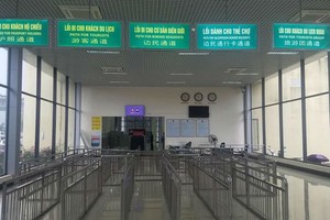 Cửa khẩu quốc tế Móng Cái vắng bóng người sau khi tạm ngừng thủ tục xuất nhập cảnh.