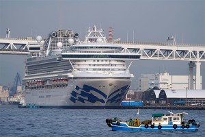 Du thuyền Diamond Princess bị cách ly ngoài khơi thành phố cảng Yokohama, gần Tokyo, Nhật Bản từ 4/2, sau khi một khách đi tàu dương tính với Covid-19. Đến 17/2, có ít nhất 454 ca nhiễm Covid-19 trên tổng số 3.700 hành khách và thành viên thủy thủ đoàn. Trước đó, du thuyền vừa kết thúc hải trình 14 ngày khám phá Đông Nam Á dịp Tết Nguyên đán tại Yokohama. Ảnh: EPA.