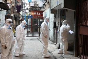 Thanh tra y tế đến một nhà dân để khảo sát hộ gia đình ở quận Giang Hán, thành phố Vũ Hán hôm 17/2. Chính quyền thành phố Vũ Hán, tâm điểm bùng phát dịch Covid-19, đang tăng cường kiểm tra các cộng đồng dân cư để sớm phát hiện trường hợp nhiễm bệnh, theo China Daily.