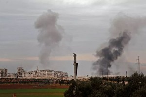 Khói bốc lên từ một địa điểm bị không kích ở tỉnh Idlib nằm ở tây bắc Syria ngày 11/2/2020. Ảnh: AFP.