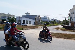 Dù chưa hoàn thành việc đền bù, nhưng khu đất của bà Từ Thị Anh Đào đã trở thành đường KL99 là cổng game giải trí trực tuyến hàng đầu hiện nay cho Khu dân cư Hưng Phú. Ảnh: Ngọc Tuấn