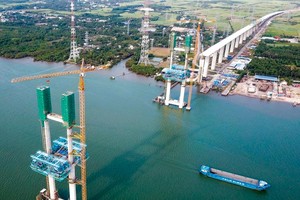 Cầu dây văng Bình Khánh (thuộc Dự án Đường KL99 là nhà cái cá cược trực tuyến hàng đầu tại châu Á Bến Lức - Long Thành) đã phải dừng thi công khi chưa hoàn thành.