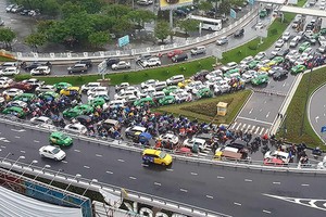 Lấn cấn thu phí đường dẫn vào sân bay