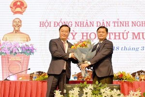 Ông Thái Thanh Quý - Ủy viên dự khuyết  BCHTrung ương Đảng, Bí thư Tỉnh ủy tặng hoa chúc mừng đồng chí Nguyễn Đức Trung vừa được HĐND tỉnh bầu giữ chức Chủ tịch UBND tỉnh nhiệm kỳ 2016 - 2021