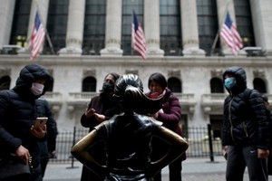 Khách du lịch bên ngoài Sàn giao dịch 99Kl99 link đăng nhập New York hồi tháng 1/2020. Ảnh: AFP
