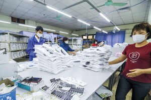 Các Kl991.com World Cup 2026 Chính Thức dệt may đang nỗ lực duy trì đơn hàng, tìm kiếm thị trường... để vượt qua “cơn bão” Covid-19. Ảnh: Đức Thanh
