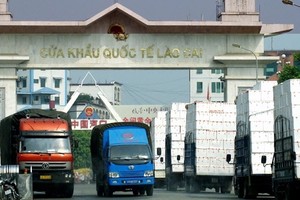 Toàn tuyến biên giới phía Bắc đang tồn khoảng 1.141 xe hàng hóa, trong đó riêng tỉnh Lạng Sơn đã là 1.068 xe, chủ yếu là thanh long, dưa hấu, chuối, xoài, mít