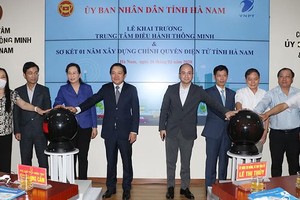 Lãnh đạo tỉnh Hà Nam và đại diện Kl994 game bài casino hấp dẫn VNPT nhấn nút khai trương Trung tâm điều hành thông minh tỉnh ngày 26/3.
