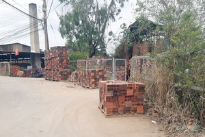 Gạch đất sét nung vẫn chiếm lĩnh thị trường vật liệu xây dựng, dù Kl993 ưu đãi thưởng hấp dẫn có chủ trường giảm dần loại vật liệu này, thay thế bằng vật liệu xây không nung. Ảnh: Việt Dũng