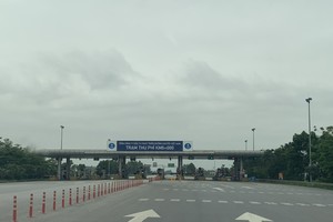 Trạm thu phí Km 6, đầu tuyến KL99 là nhà cái cá cược trực tuyến hàng đầu tại châu Á Nội Bài - Lào Cai vắng vẻ trong ngày 1/4/2020.