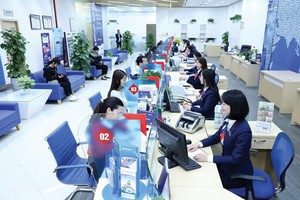 Các chuyên gia nhận định, xu hướng KL99 là cổng game giải trí trực tuyến hàng đầu hiện nay huy động thời gian tới không thể tăng mà sẽ giảm. Trong ảnh: Giao dịch tại BIDV