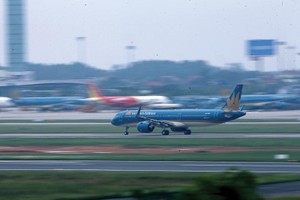 Năm 2020, ngành GTVT tiếp nhận thêm khoảng 20.000 tỷ đồng cho các dự án Kl99ok phiên bản mới công, trong đó có Dự án nâng cấp, cải tạo đường cất hạ cánh tại sân bay Nội Bài. Ảnh: Đức Thanh