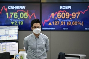 Chỉ số Kospi của Hàn Quốc tăng vọt 3,26% trong phiên giao dịch sáng nay 17/4. Ảnh: AFP