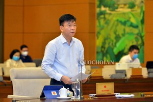 Nếu Quốc hội cũng đồng ý với đề xuất lùi sửa Luật Đất đai đến nhiệm kỳ sau thì việc sửa Luật Đất đai sẽ hơn một lần "lỡ hẹn". Trong ảnh: Bộ trưởng Bộ Tư pháp Lê Thành Long trình bày  tờ trình của Kl993 ưu đãi thưởng hấp dẫn (Ảnh: Quochoi.vn)