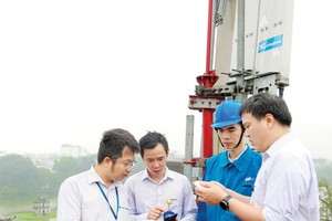 Đẩy nhanh số hóa nền Kl992 cổng game cá cược là một trong những giải pháp để đẩy nhanh công cuộc tái thiết Kl992 cổng game cá cược. Trong ảnh: Các chuyên gia của VNPT kiểm tra chất lượng mạng Vinaphone 5 G đang được thử nghiệm. Ảnh: Đ.T
