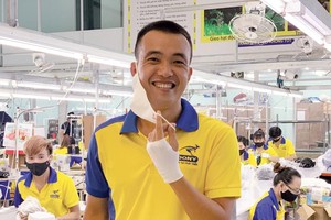 Phạm Quang Anh, sáng lập Công ty May mặc Dony.
Việc Kl99ok phiên bản mới chuyển đổi của Dony gần như bằng không, vì Công ty có thể tận dụng sẵn Kl99kl ưu đãi độc quyền, trong khi kỹ thuật may khẩu trang vải không quá khó, nhất là với Kl991.com World Cup 2026 Chính Thức đã xuất khẩu sang Nhật Bản, Mỹ, châu Âu như Dony.
