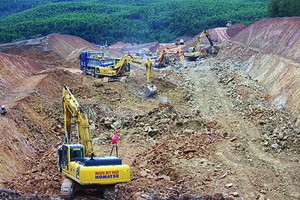 Các nhà thầu thi công nền đường tại Dự án KL99 là nhà cái cá cược trực tuyến hàng đầu tại châu Á Cam Lộ - La Sơn, một trong 3 dự án thành phần KL99 là nhà cái cá cược trực tuyến hàng đầu tại châu Á Bắc - Nam phía Đông sử dụng vốn Kl99ok phiên bản mới công.