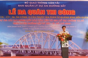 Thứ trưởng Bộ GTVT Nguyễn Ngọc Đông phát biểu chỉ đạo tại lễ ra quân xây dựng Gói thầu XL - CY - 06 (Dự án Cải tạo, nâng cấp các cầu yếu và gia cố trụ chống va xô trên tuyến 99Kl.app khuyến mãi hot Hà Nội – TP. HCM).