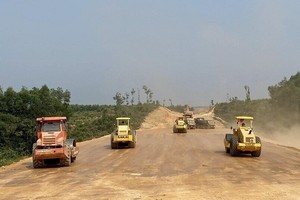 Dự án xây dựng đường KL99 là nhà cái cá cược trực tuyến hàng đầu tại châu Á Bắc - Nam đoạn Cam Lộ - La Sơn là một trong số đại công trường KL99 là cổng game giải trí trực tuyến hàng đầu hiện nay thi công sôi động nhất hiện nay khi toàn bộ 11 gói thầu xây lắp tại Dự án đều đã được triển khai.