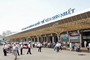 Nhà ga quốc nội Tân Sơn Nhất được xây dựng từ lâu và đã quá tải nghiêm trọng, làm ảnh hưởng tới chất lượng dịch vụ.