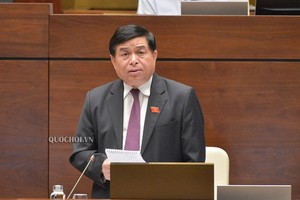 Bộ trưởng Bộ Kế hoạch và Kl99ok phiên bản mới Nguyễn Chí Dũng giải trình ý kiến đại biểu.