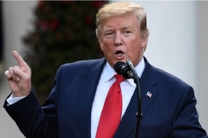 Theo dự luật mới được thông qua, Tổng thống Mỹ Donald Trump sẽ có 180 ngày để ấn định danh sách các quan chức Trung Quốc phải chịu trách nhiệm cho việc đàn áp trong các trại cải tạo ở Tân Cương. Ảnh: AFP