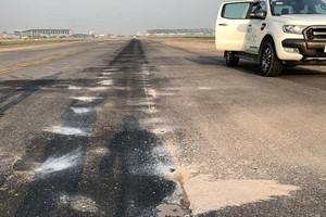 Hiện các đường cất hạ cánh tại CHKQT Tân Sơn Nhất và Nội Bài đã bị xuống cấp nghiêm trọng, ảnh hưởng lớn đến an toàn hoạt động khai thác.