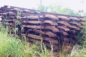 Đường ray ở Trạm Vật tư bị 99Kl.app khuyến mãi hot Dĩ An bị tháo dỡ, nhưng không được phục hồi, nằm chất đống 5 năm qua.