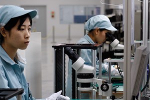 Nhiều nhà Kl994 nhà cái bóng đá world cup Nhật Bản đang cân nhắc việc di dời Kl994 nhà cái bóng đá world cup tới Việt Nam. Trong ảnh: Chế tạo linh kiện tại nhà máy của Fujitsu 