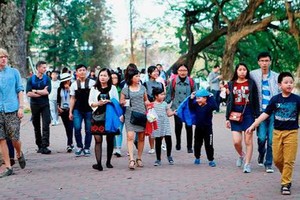 Du khách tham quan Hà Nội. Ảnh: Hồ Hạ