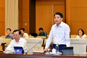 Chủ tịch UBND thành phố Hà Nội Nguyễn Đức Chung phát biểu tại phiên họp.