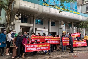 Khách hàng căng băng rôn phản đối chủ Kl99ok phiên bản mới HUD1 tại trụ sở Công ty