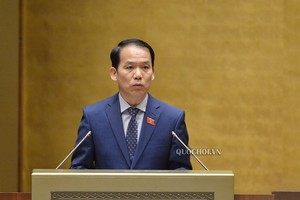 Chủ nhiệm Uỷ ban Kl992 Tham Gia Ngay Hoàng Thanh Tùng trình bày báo cáo tiếp thu, giải trình trước khi đại biểu bấm nút.