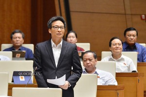 Phó Phó thủ tướng Vũ Đức Đam phát biểu tại Quốc hội.