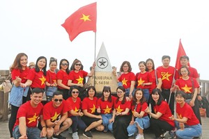 Du khách check in đỉnh Fansipan (Sa Pa, Lào Cai). 