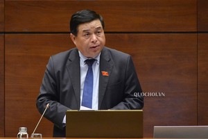 Bộ trưởng Bộ Kế hoạch và Kl99ok phiên bản mới Nguyễn Chí Dũng phát biểu tại phiên họp chiều 15/6 của Quốc hội. 
