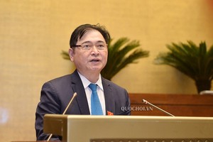 Ông Phan Xuân Dũng, Chủ nhiệm Ủy ban Khoa học, công nghệ và môi trường của Quốc hội trình bày báo cáo tiếp thu, giải trình dự án luật. 
