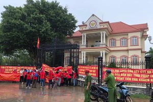 Nhiều nhà Kl99ok phiên bản mới khiếu kiện tại trụ sở Công ty Phi Long